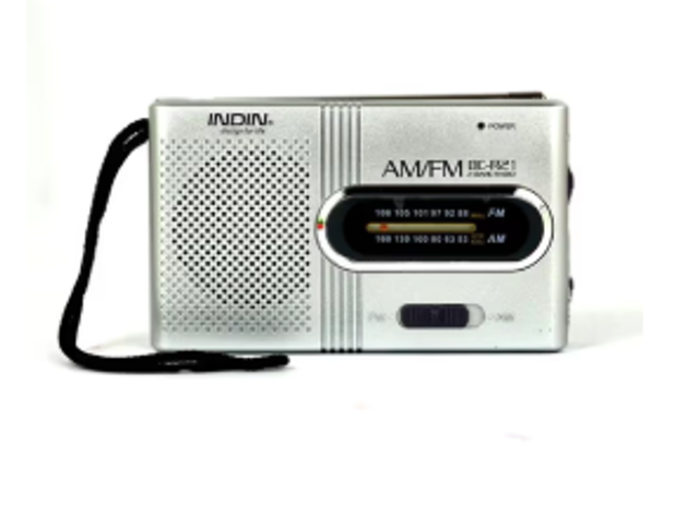 Draagbare mini noodradio AM / FM op batterijen zilverkleurig