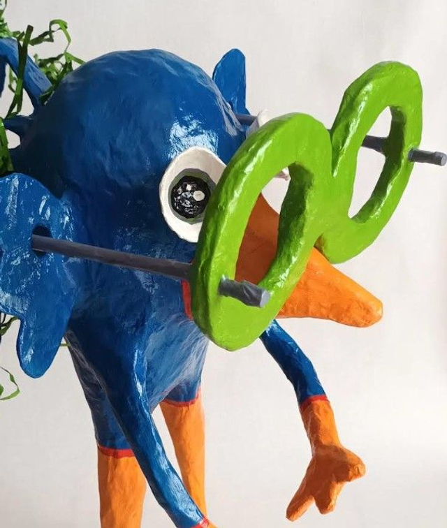 OISEAU BLEU AVEC LUNETTE, papier mâché, fait main, décoration d'intérieur ou cadeau unique, 52 cm de haut