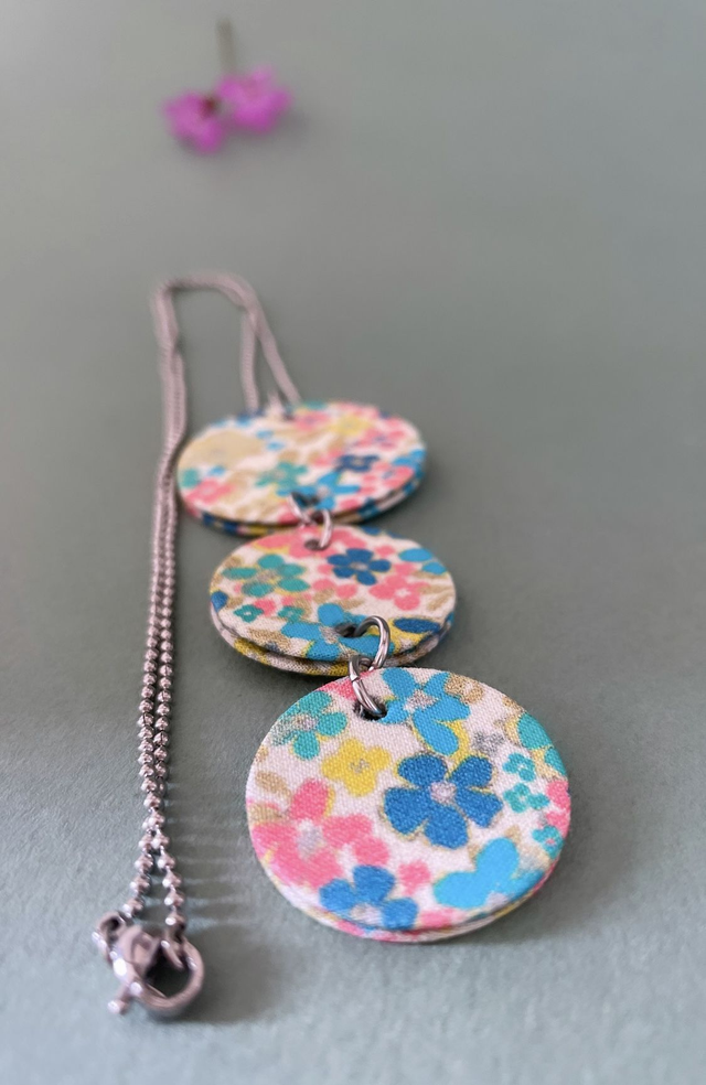 Collier avec pendentif en carton et tissu imprimé fleuri, collection « pâquerette vintage » - tons blanc, rose, bleu, vert et doré.
