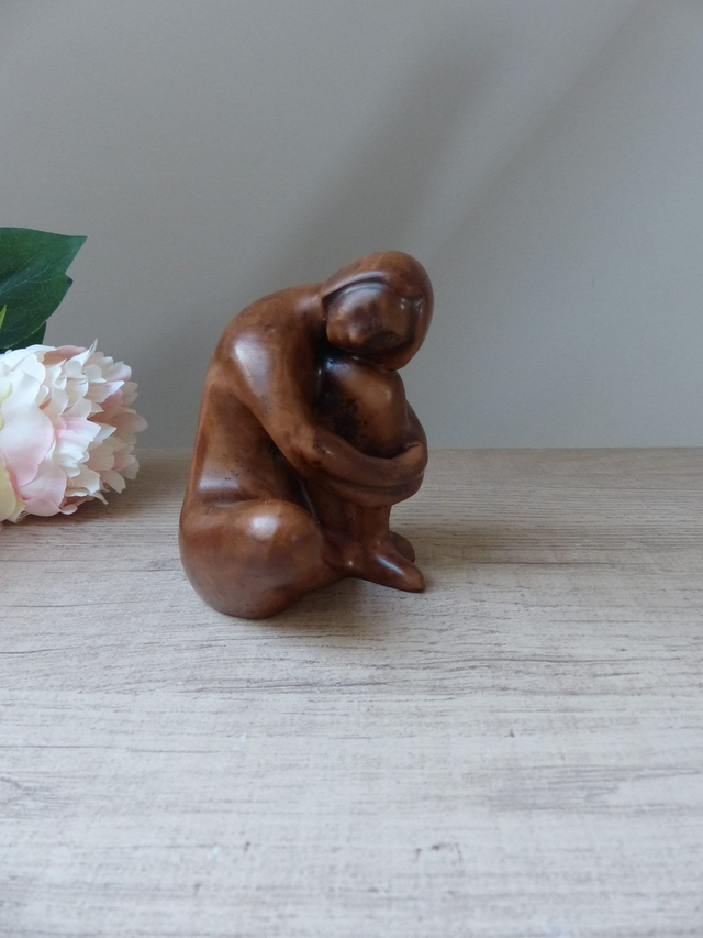Sculpture Vintage Femme Nue en Résine Marron – Figurine Stylisée Assise – Objet d’Art Déco ou Presse-Papier – Cadeau Élégant