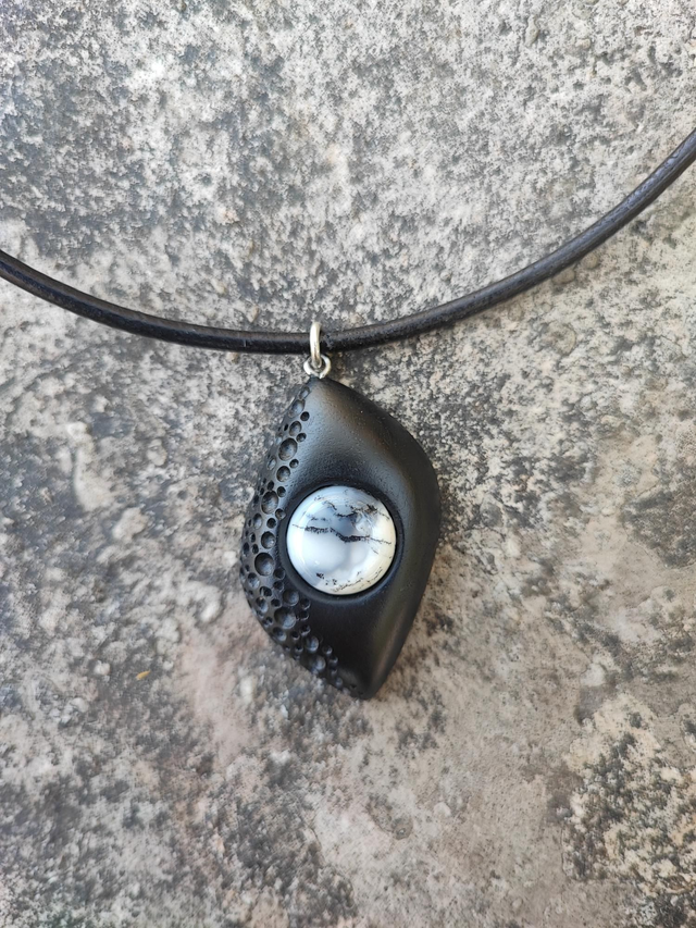 Pendentif en Bois d'Ébène du Gabon, Agate Dendritique et Cordon Cuir