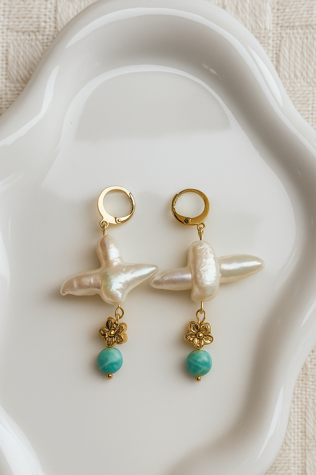 Orecchini in argento 925 placcato oro 24k, Perla a croce, fiore in argento placcato oro e pietra di turchese.