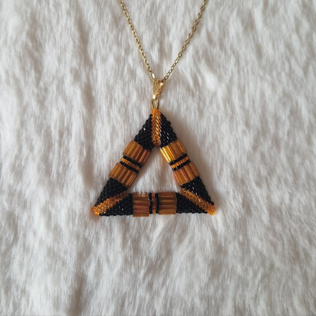 Pendentif triangle orange et noir 