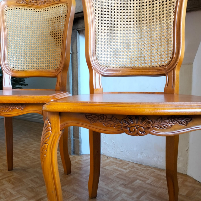 Paire de Chaises Style Louis XV en bois sculpté avec dossier cannage.