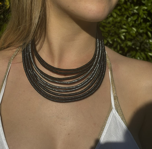 Collar hilos múltiple grises