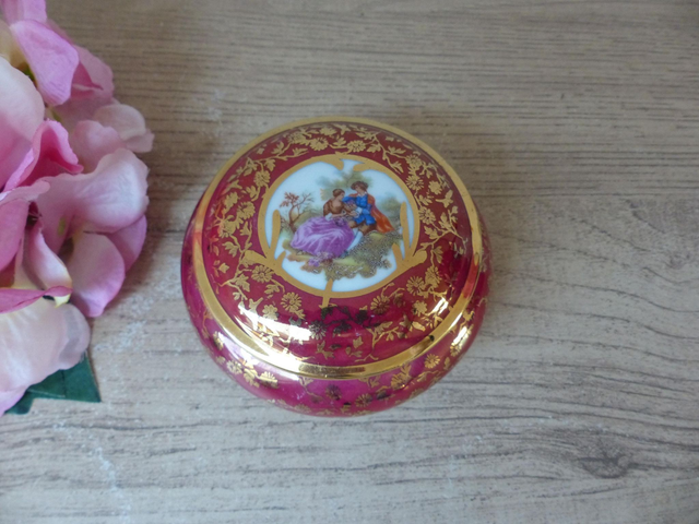 Petite boite à bijoux rouge avec liseré doré, boite ronde en porcelaine bavaria romantique couple scène galante décor chambre Shabby Chic