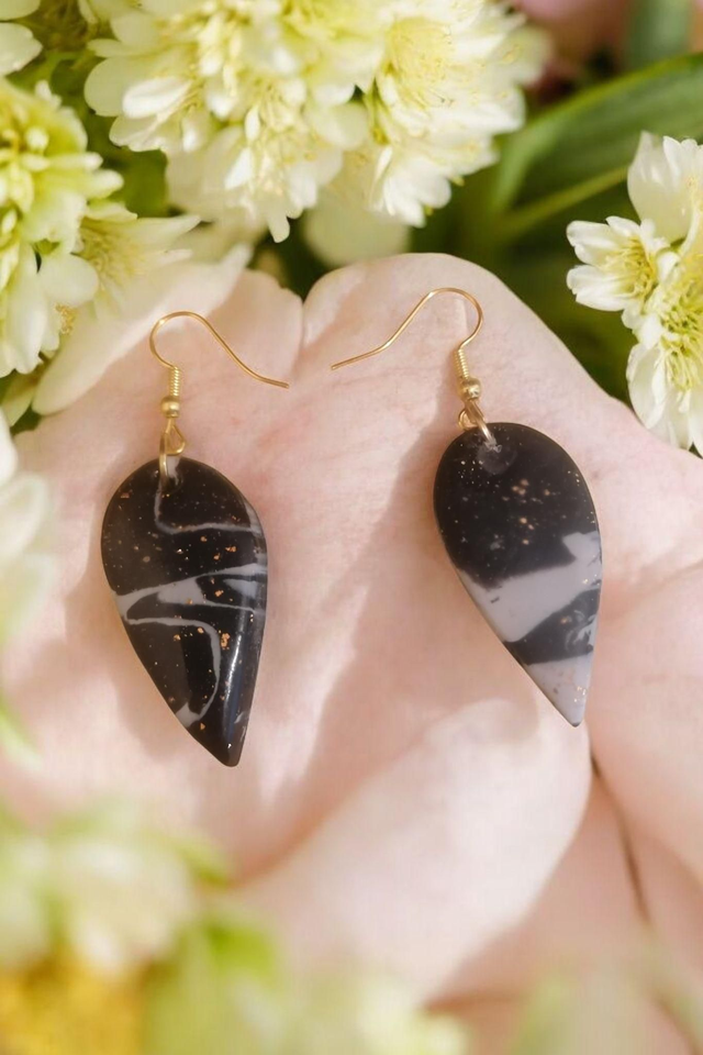 Boucles d'oreilles noir et blanc en résine uv