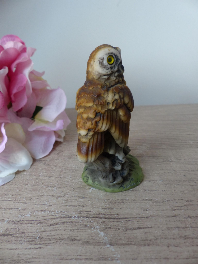 Vintage Signé italien FARO A. Lucchesi chouette en résine, sculpture chouette sauvage avec proie, collection chouette hibou oiseau