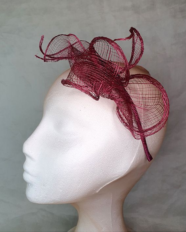 Iris tocado etéreo en sinamay granate 