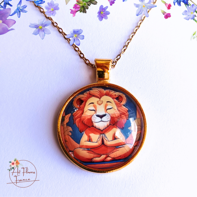 Collier illustré - Petit lion méditant
