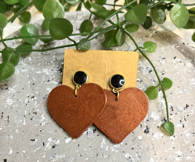 Boucles d’oreilles résine Maxis cœur noirs et marron 