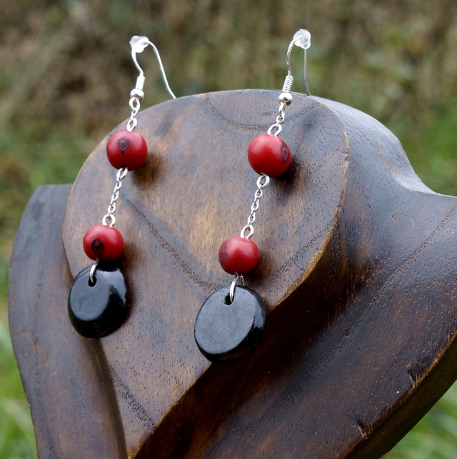 Chips noire et ses deux perles rouges