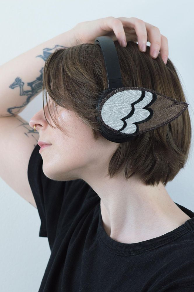 Ailes scratch pigeon