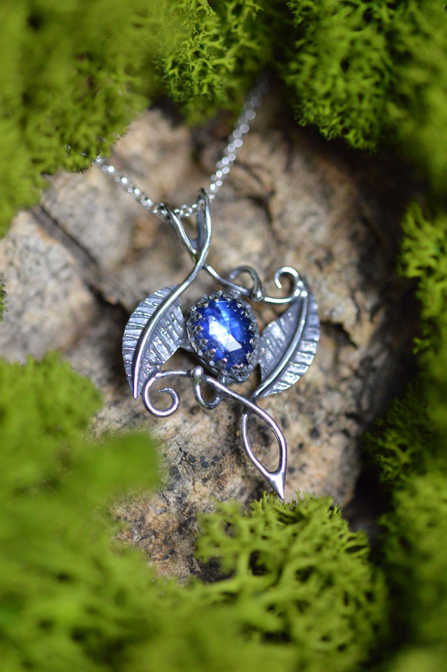 Pendentif Elfique - Cyanite bleue, feuilles simples