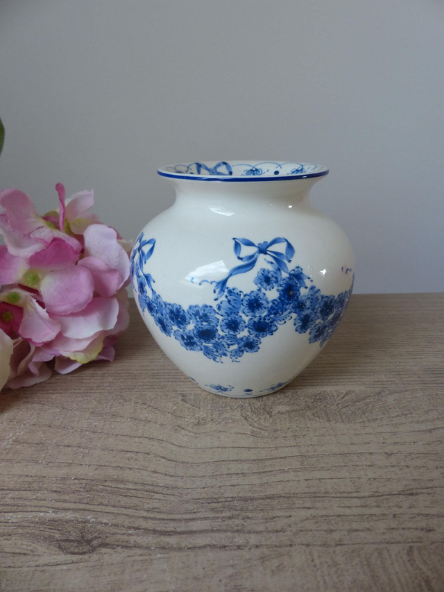 Petit vase boule shabby chic décoré de fleurs bleues, Vase en faïence blanche SIA décor floral délicat, Décoration charme romantique vintage