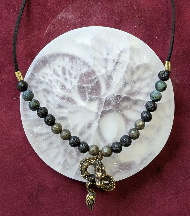 Collier en Pyrite, Pierre de Lave et jaspe Kambaba, cordon en cuir noir. 