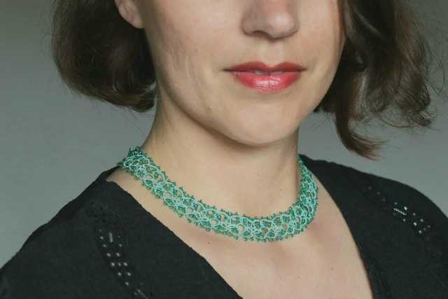 Collier ras-de-cou en dentelle Sophia - vert menthe et perles bleu-vert scarabée