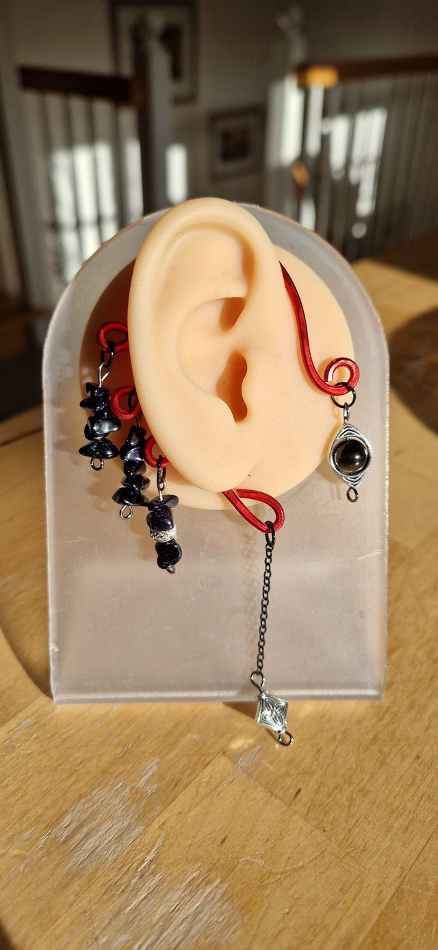Ohrschellen in rot mit Onyxsplittern    Ohrschmuck, Edelsteine, Elfenohren