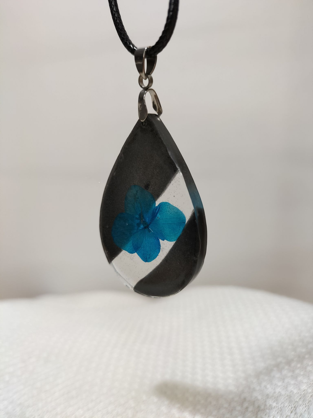 Pendentif forme goutte noir et fleur bleue