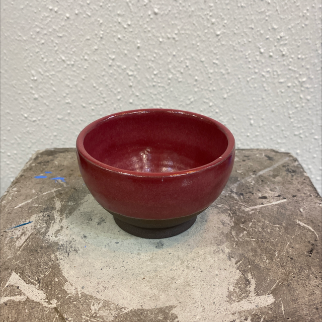 Lille rund skål - bordeaux, af Helle Bornæs 