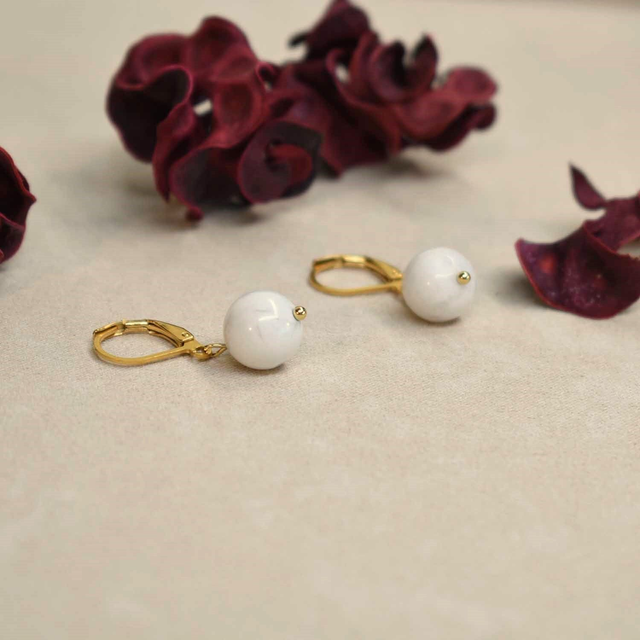 Boucles d'oreilles courtes avec une pierre naturelle en howlite