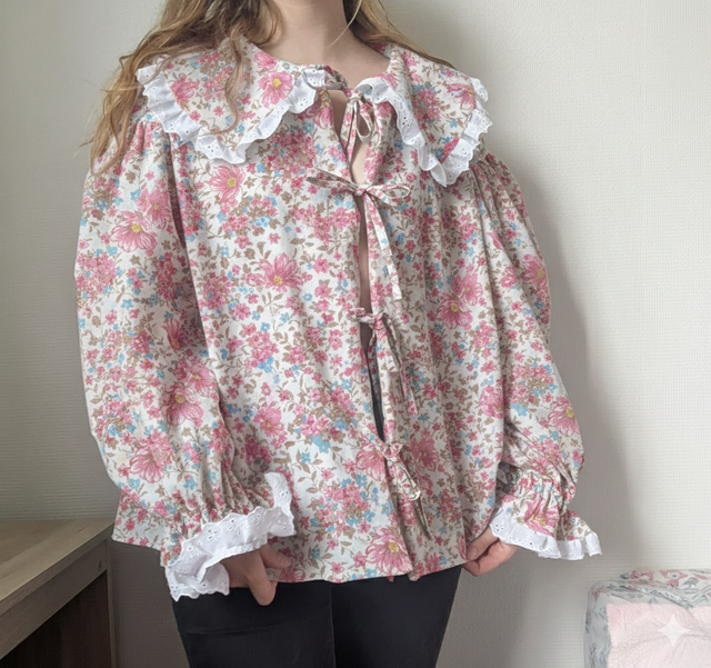 Blouse à grand col claudine