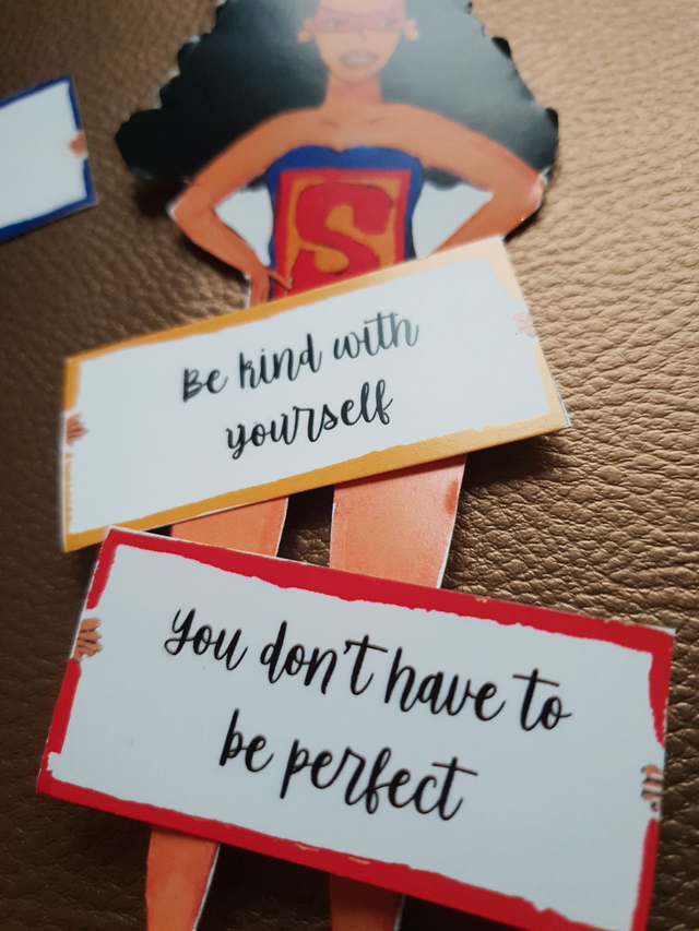 Poupée de papier superhéroïne bienveillante