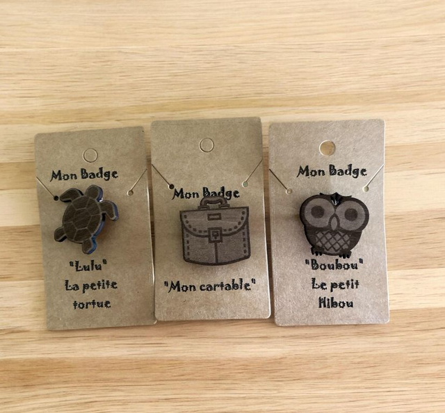 Badge en bois gravé - Modèle au choix : tortue, cartable, hibou 