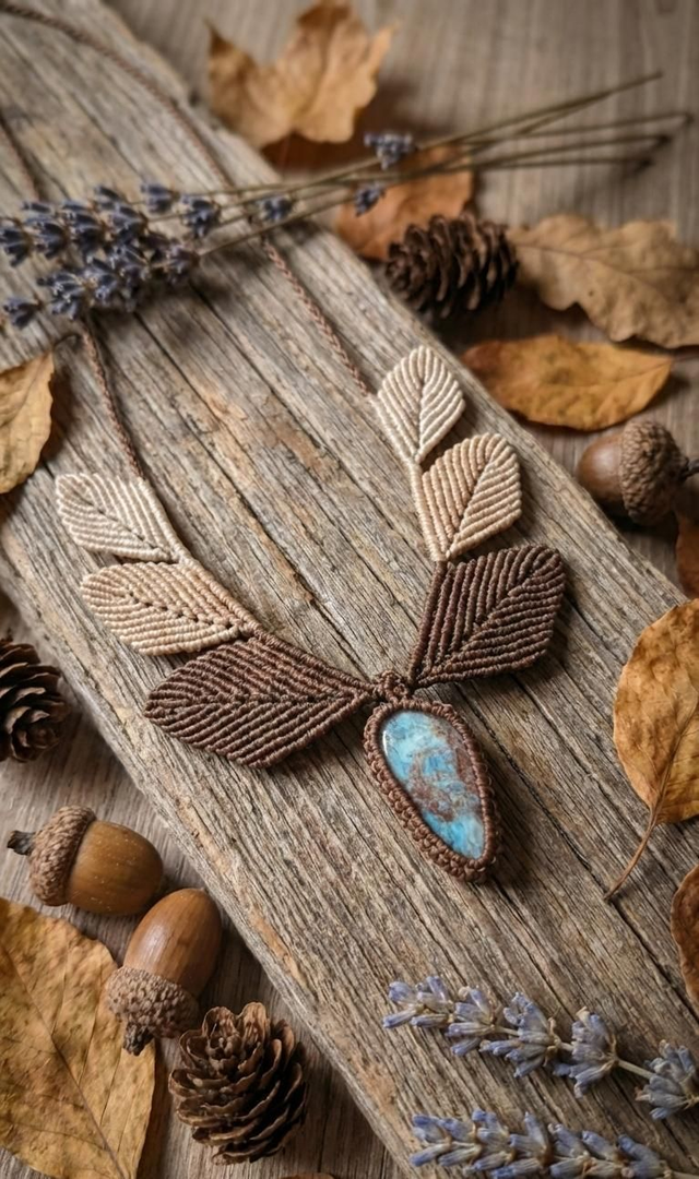 Colar em macramê e larimar