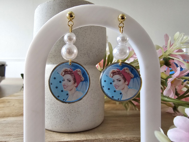 "RÉTRO CHIC" PIN-UP fond bleu poid noir