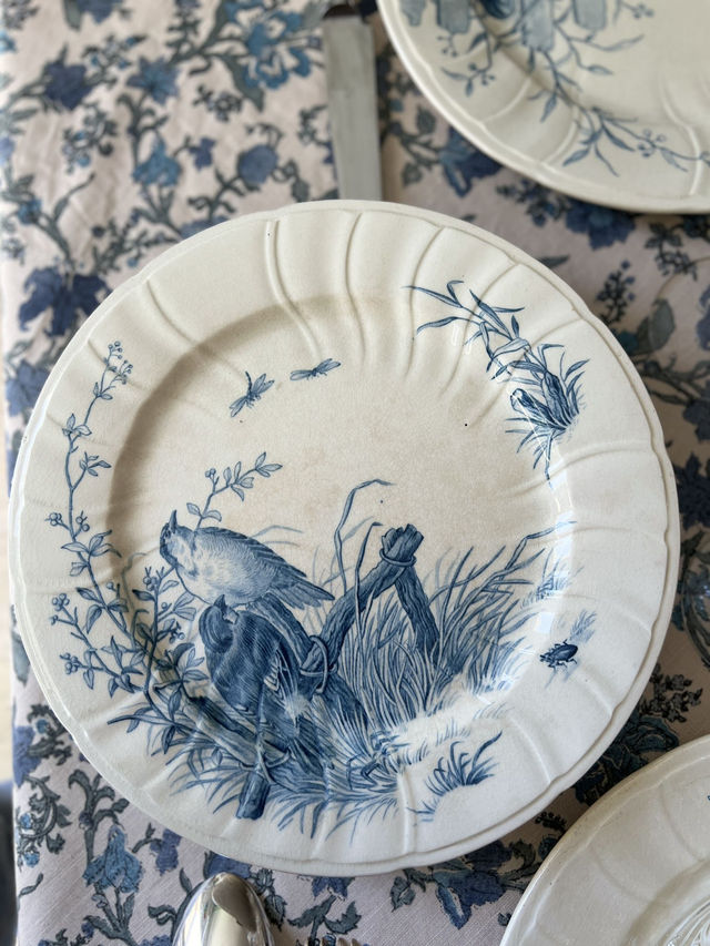 PLAT AUX OISEAUX 1 - Plat piédouche (ou présentoir) aux Oiseaux par la manufacture française de Gien - Terre de Fer