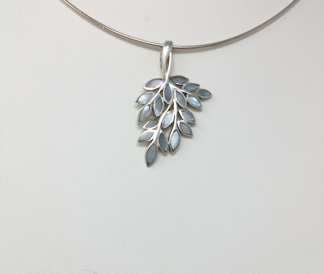 PENDENTIF FEUILLAGE DE NACRE BLEUE SUR 4 BRANCHES EN ARGENT MASSIF - VENDU SANS CHAINE - 45003