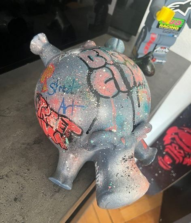 Statue vache street art graffiti