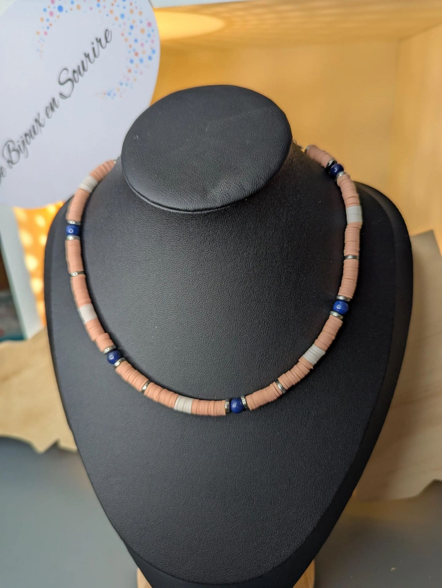 collier ras de cou avec des perles plates heishi de couleurs rose, blanc et argenté intercalé de perles naturelles. 