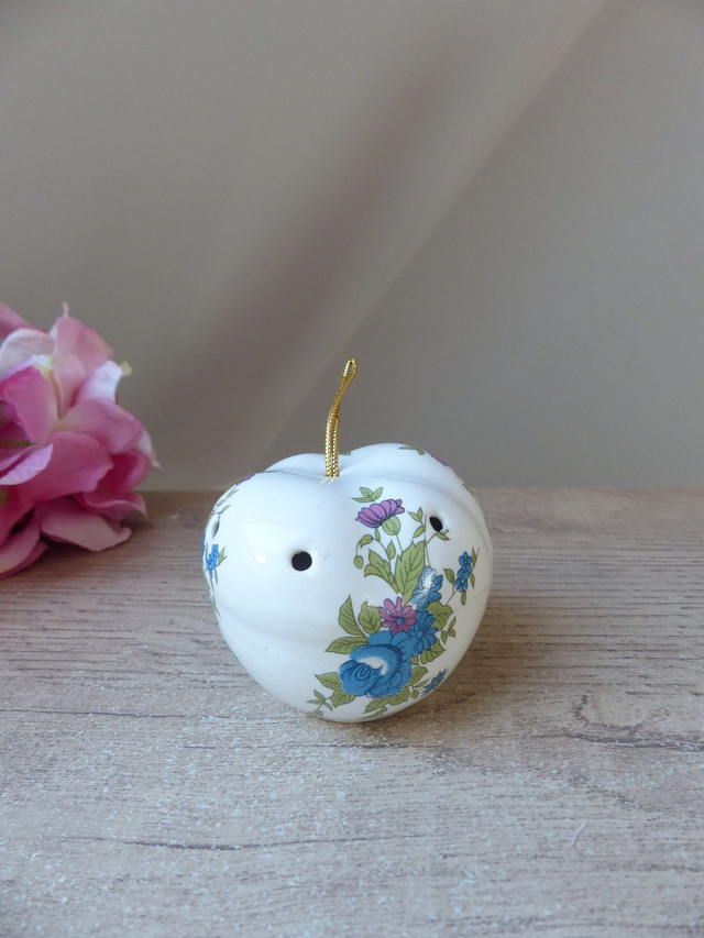 Boule Diffuseur de Parfum en Céramique Vintage – Pot Pourri Suspendu Forme Pomme, Décor Floral Bleu et Rose, Intérieur Féminin et Élégant