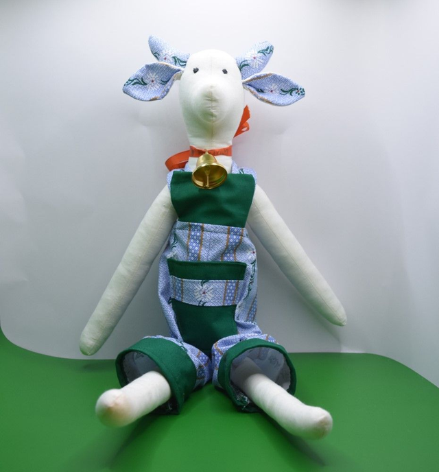 Stier oder Kuh Matze mit Latzhose und Glocke