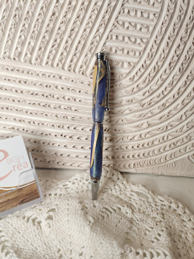 Stylo bois et résine ton bleu