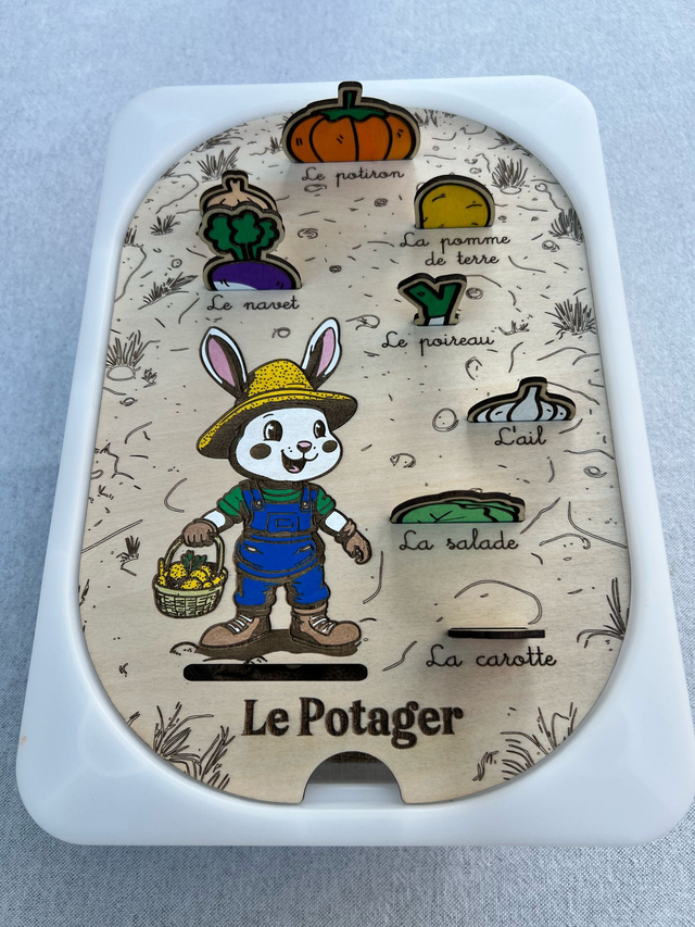 Plaque d&#039;activité compatible avec les bac IKEA Trofast - Le Lapin et son potager avec couleur 🥕🐇