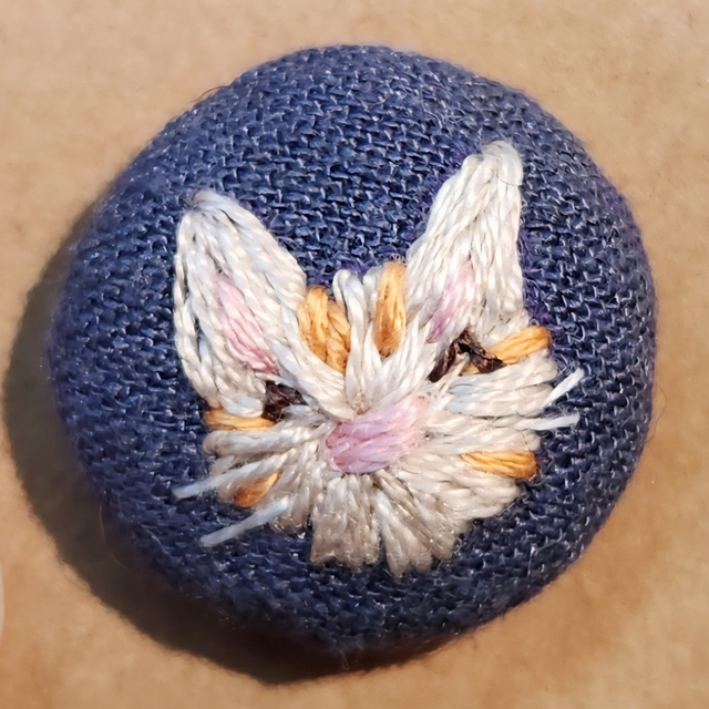 Pins brodé chat crème rayé