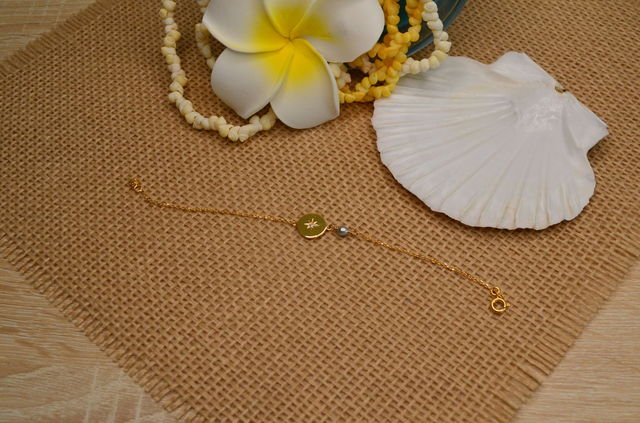 Bracelet plaqué or 18,5 cm - médaillon plaque étoile avec un petit brillant - petit keshi