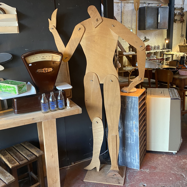 Mannequin en bois articulé