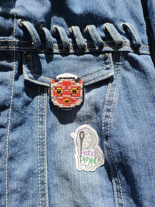 M0nonoké Badge ou porte clé brodé à la main pixel art 