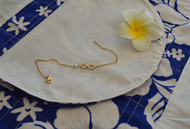 Bracelet plaqué or 18,5 cm - médaillon signe infini - petit keshi