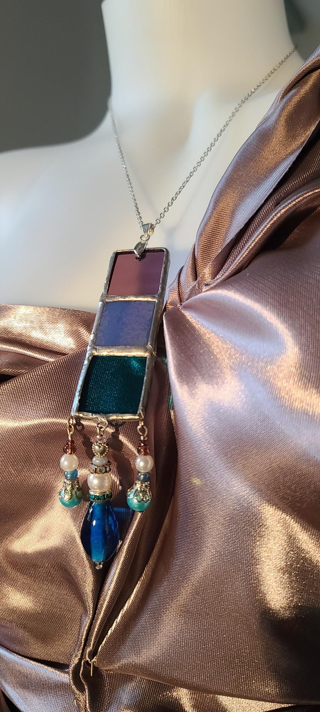 Pendentif en verre et pâte de verre assemblés en Tiffany. Numéro 6