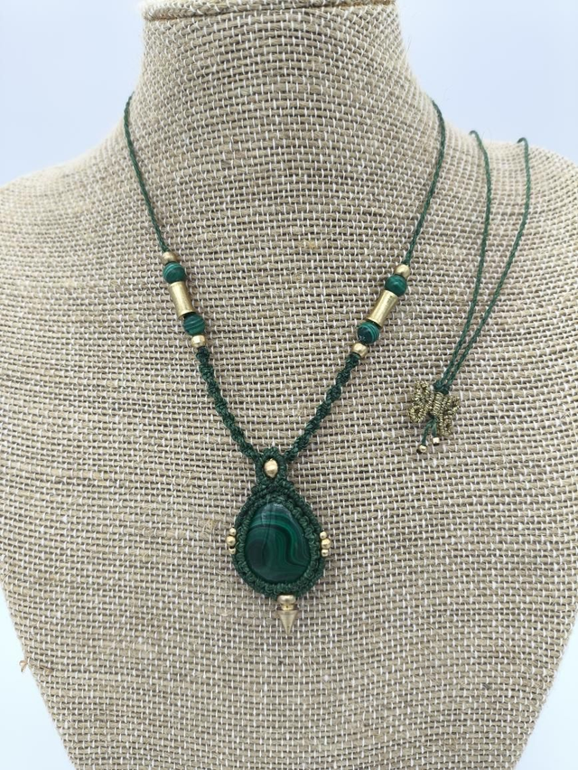 Collier léger en micro macramé avec malachite