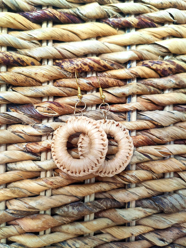 Boucles d'oreilles rondes en raphia naturel recomposé