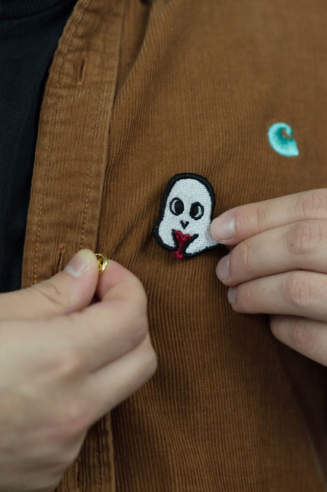 Pin's brodé fantôme