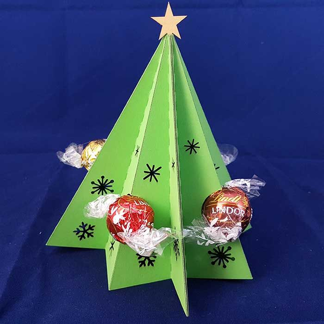 Weihnachtsbaum mit 4 Lindor Schokoladenkugeln