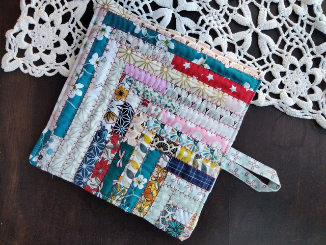 Manique patchwork brodée au verso 