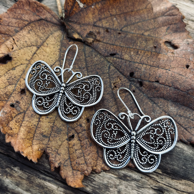 BOUCLES D’OREILLES PAPILLON DÉTAILLÉES 